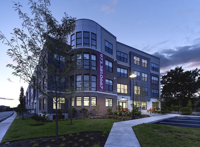 Citizen Little Falls in Little Falls, NJ - Foto de edificio - Building Photo