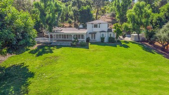 4800 Brewster Dr in Tarzana, CA - Building Photo