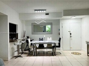 9805 NW 52nd St in Doral, FL - Foto de edificio - Building Photo