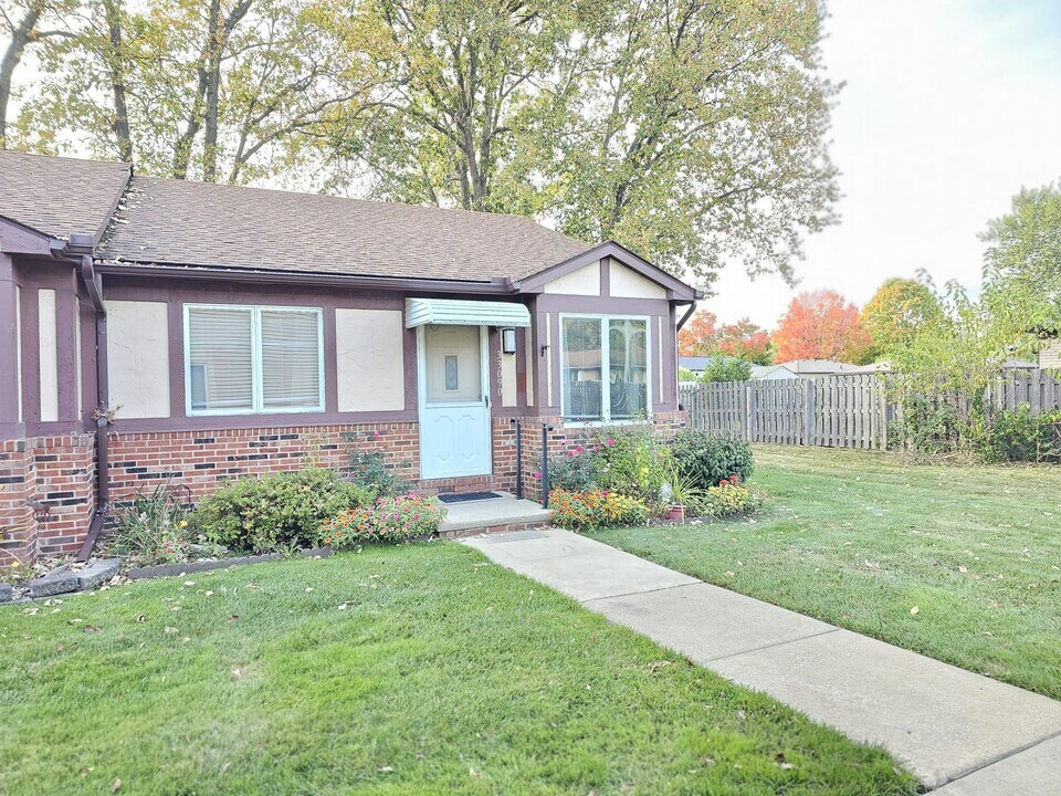 33090 Woodworth Ct in Westland, MI - Building Photo