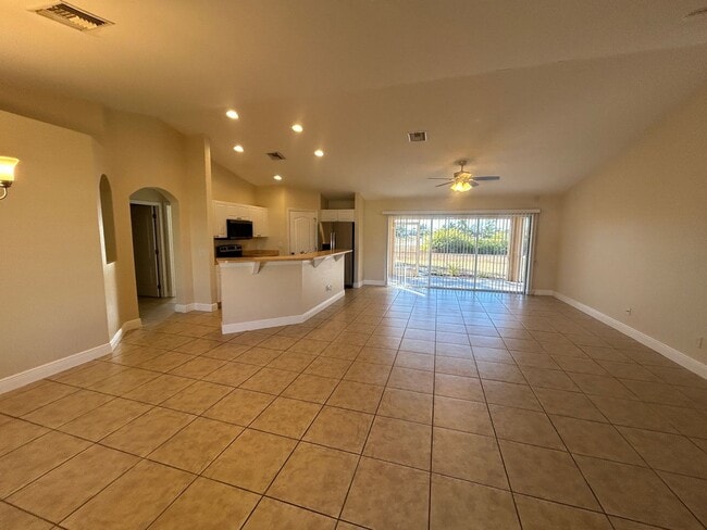 1900 Kismet Pkwy W in Cape Coral, FL - Building Photo - Building Photo