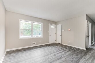 8344 Attleboro Dr in Jonesboro, GA - Foto de edificio - Building Photo