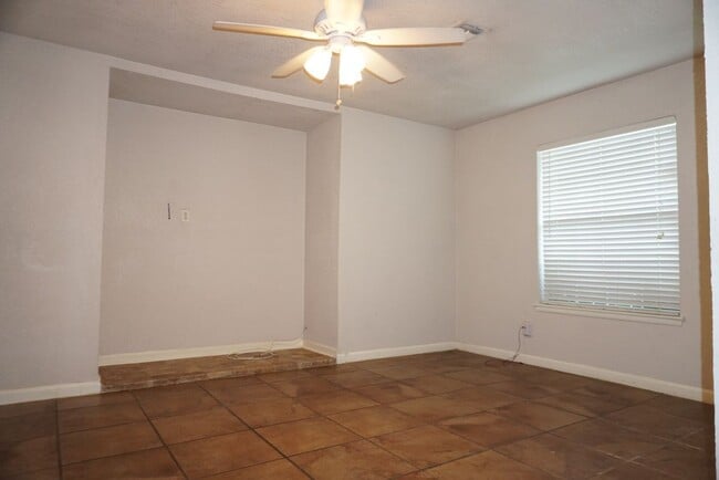 2007 Hickory Hill Dr in Kirby, TX - Building Photo - Building Photo