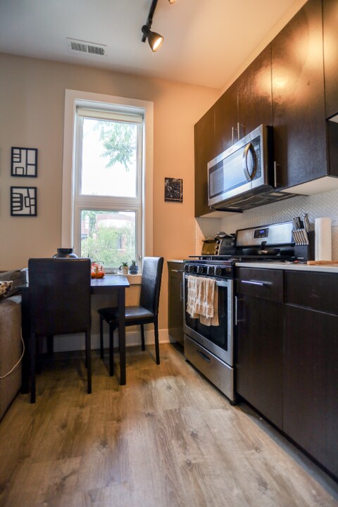 933 W Belle Plaine Ave in Chicago, IL - Building Photo