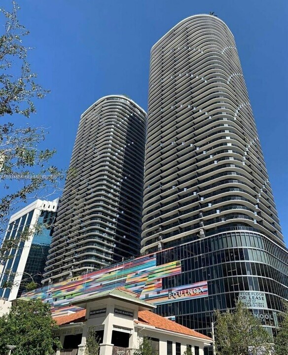 55 SW 9th St, Unit 1807 in Miami, FL - Foto de edificio