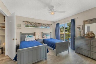 301 Avenida Madera in Sarasota, FL - Building Photo - Building Photo