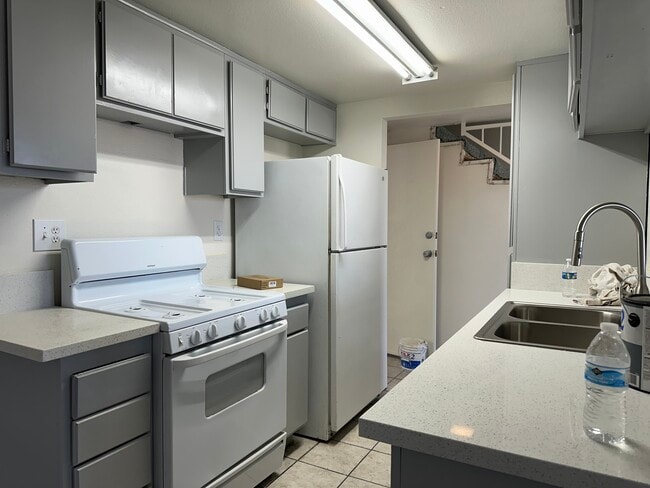 1828 E Avenue J9, Unit Unit 2 in Lancaster, CA - Foto de edificio - Building Photo