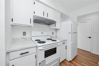 501 E Bay Dr in Largo, FL - Foto de edificio - Building Photo