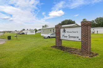 Pine Terrace in Cairo, GA - Foto de edificio - Building Photo