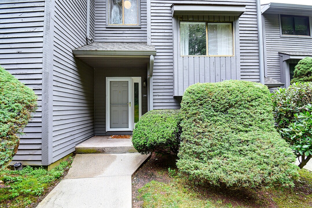 298 Conestoga Way in Glastonbury, CT - Building Photo