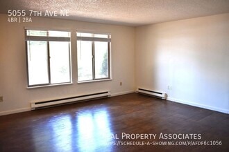 5055 7th Ave NE in Seattle, WA - Foto de edificio - Building Photo
