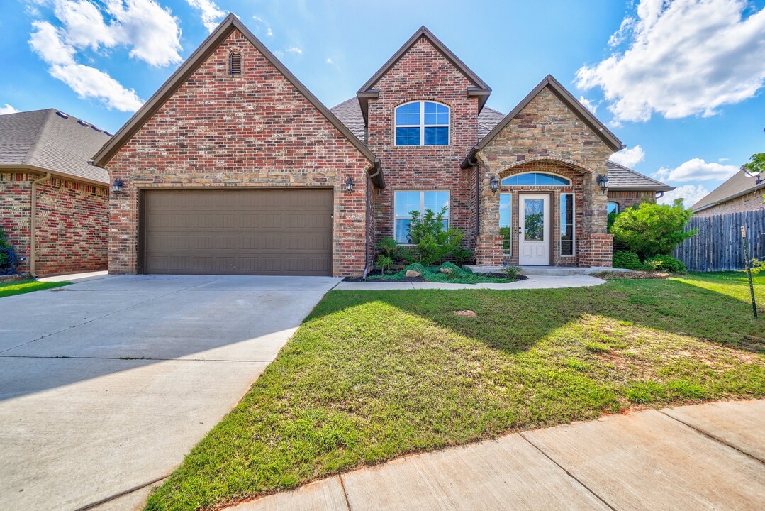 905 Samantha Ln in Moore, OK - Building Photo
