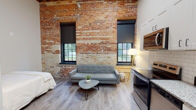 Lofts on Rowe in Ludington, MI - Foto de edificio - Building Photo