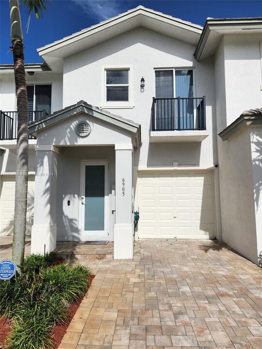 6905 Pines Cir in Coconut Creek, FL - Foto de edificio