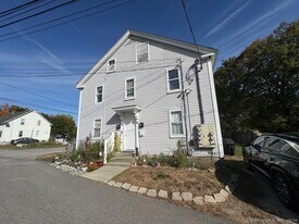 21 Union St in Plainfield, CT - Building Photo