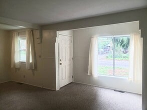 683 W Lincoln St in Woodburn, OR - Building Photo - Building Photo