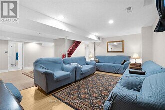 5401 Glen Erin Dr in Mississauga, ON - Building Photo - Building Photo