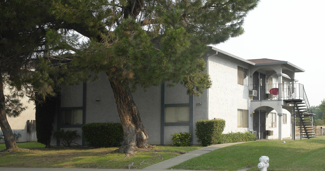 1616 Sycamore Dr in Antioch, CA - Foto de edificio