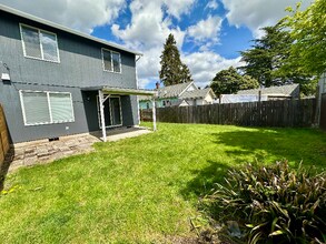 155 W Berkeley St in Gladstone, OR - Building Photo - Building Photo