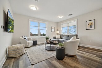 246 Main St in Chatham Township, NJ - Foto de edificio - Building Photo