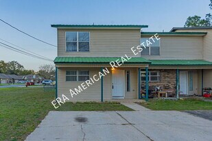 1702 E 1st Ave in Crestview, FL - Building Photo