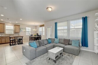 371 Wapiti Rd in Buda, TX - Foto de edificio - Building Photo