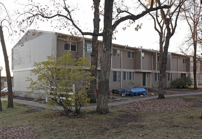 Woodland Park Apartments in St. Cloud, MN - Foto de edificio - Building Photo