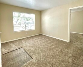 Village Square Apartments in Irving, TX - Building Photo - Building Photo