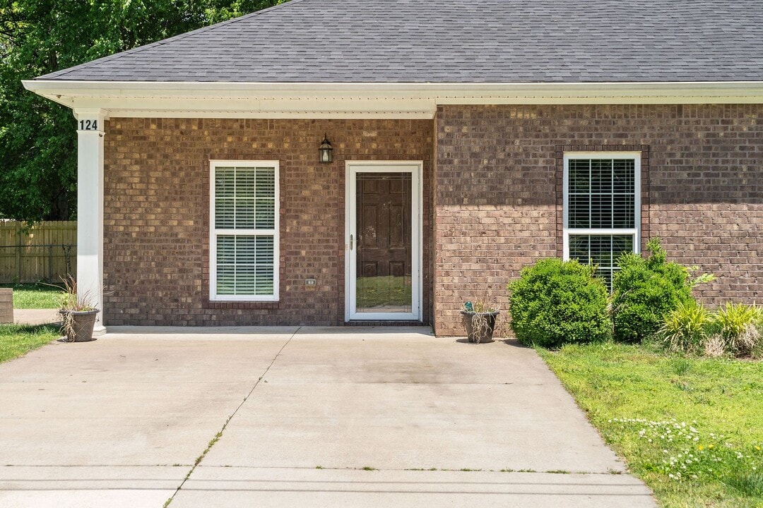 124 Spring St in Pembroke, KY - Building Photo