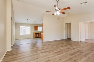 11338 W Crestbrook Dr in Surprise, AZ - Foto de edificio - Building Photo