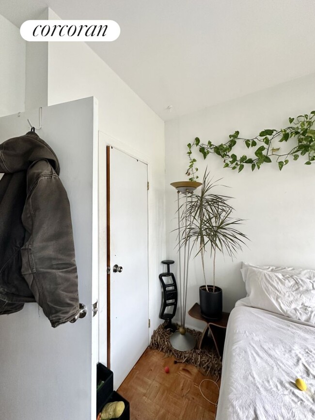 304 W 21st St in New York, NY - Building Photo - Building Photo