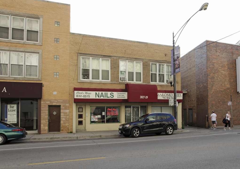 2827-2829 N Clark St in Chicago, IL - Foto de edificio