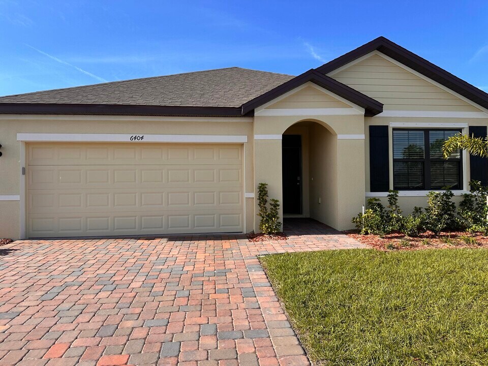 6404 Topaz Dr in Grant Valkaria, FL - Building Photo