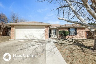 1024 Green Ridge Terrace in Saginaw, TX - Building Photo