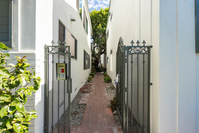 2309 5th St &amp; 2310 6th St Apartments in Santa Monica, CA - Foto de edificio - Building Photo