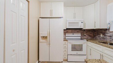 3760 N Jog Rd, Unit 101 in West Palm Beach, FL - Building Photo - Building Photo