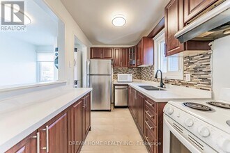 22 Hazelglen Ct in Brampton, ON - Building Photo - Building Photo