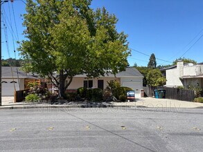 24 Hilltop Dr in Redwood City, CA - Building Photo - Building Photo