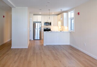 102 Westford St in Lowell, MA - Building Photo - Building Photo