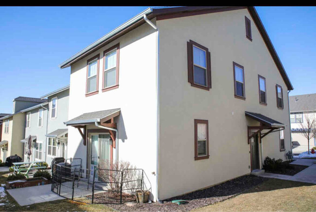 1472 E Primrose Ln in Layton, UT - Building Photo - Building Photo