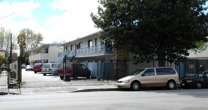 15552 Vanowen St in Van Nuys, CA - Building Photo - Building Photo