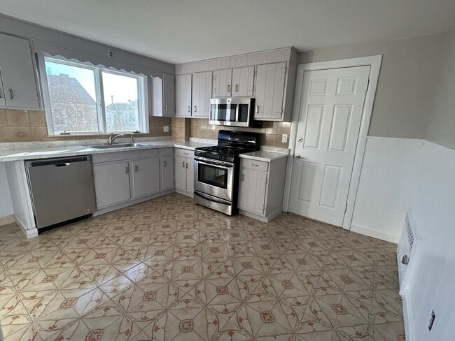 21 Carney St in Medford, MA - Building Photo - Building Photo