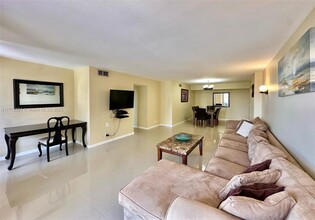 2401 S Ocean Dr in Hollywood, FL - Building Photo - Building Photo