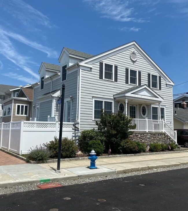 707 W Olive St in Long Beach, NY - Building Photo - Building Photo
