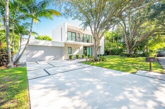 5921 SW 87th St in South Miami, FL - Foto de edificio - Building Photo