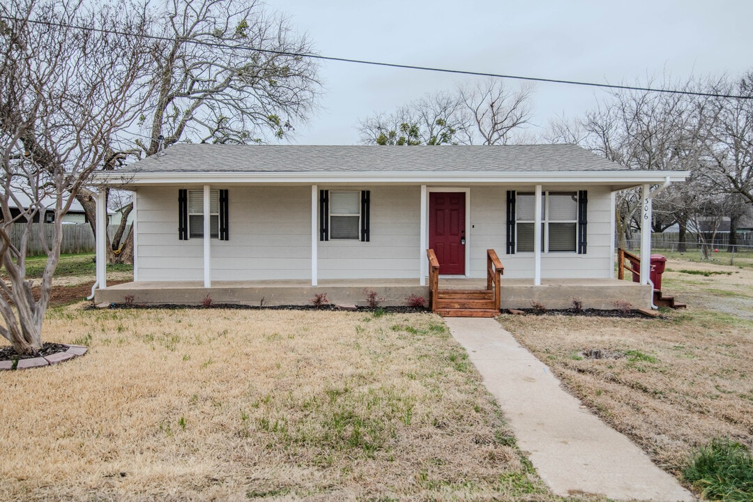 306 N Bois D Arc St in Savoy, TX - Building Photo