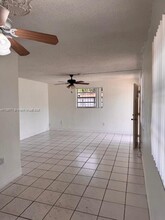 285 Seaman Ave in Opa Locka, FL - Foto de edificio - Building Photo