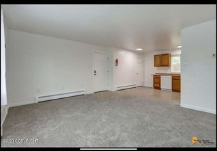 814 N Bunn St in Anchorage, AK - Foto de edificio - Building Photo