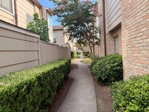 2100 Wilcrest Dr in Houston, TX - Building Photo - Building Photo