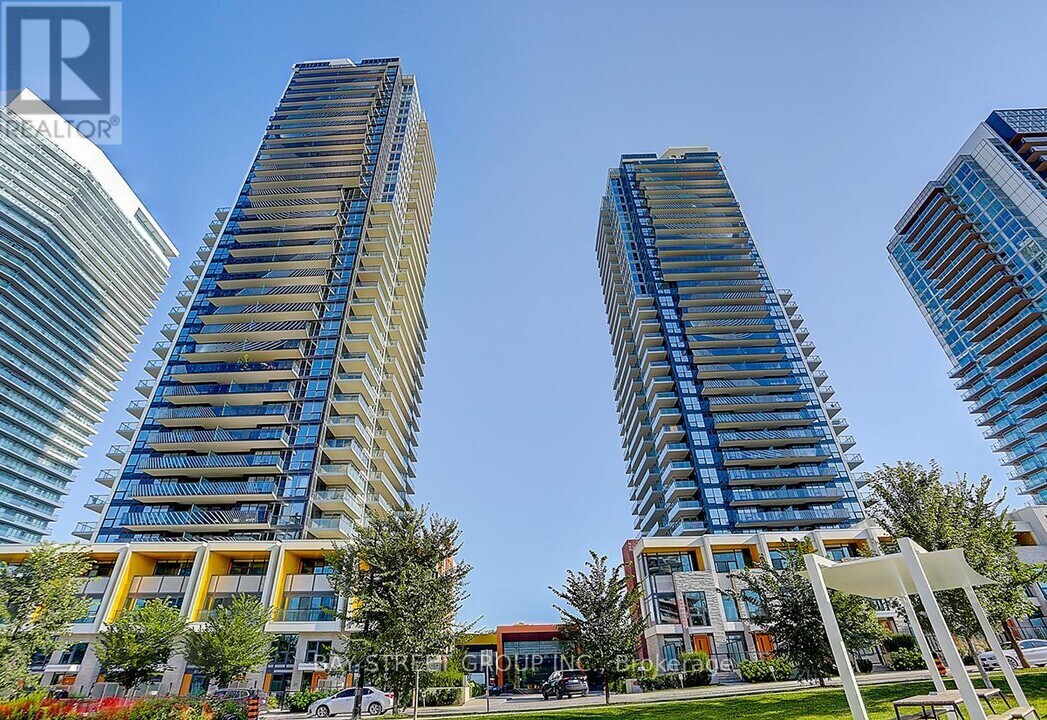 85-585 McMahon Dr in Toronto, ON - Building Photo